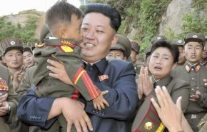 ما هو سر المرأة الغامضة التي ترافق زعيم كوريا الشمالية في نشاطاته؟+ الصور