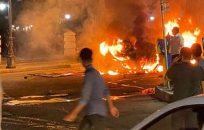 اصابة شرطي ايراني بحروق و حرق سيارة اسعاف في اعمال الشغب