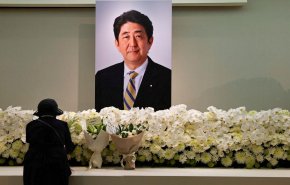 مردی در نزدیکی دفتر نخست وزیر ژاپن در اعتراض به تشییع جنازه رسمی آبه خود را آتش زد