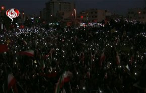 هکذا أنار المتظاهرون مسيرتهم في طهران بعدما حل الظلام