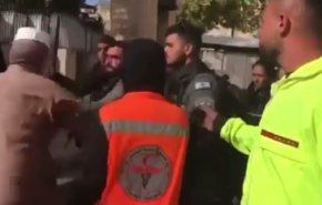 حمله وحشیانه صهیونیست‌ها به پیرمرد فلسطینی 