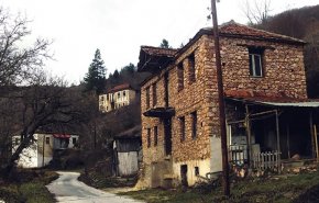 قرية نائية غادرها سكانها لكن آلاف الكتب لا تزال صامدة بأحد منازلها التاريخية
