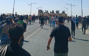 العراق.. متظاهرون يعبرون الحاجز الأول من جسر الجمهورية وسط بغداد