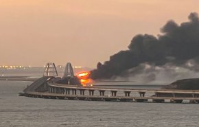 شاهد: انفجار سيارة مفخخة على جسر في شبه جزيرة القرم
