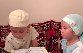 شاهد.. طفل صغير يعلم أخته قراءة القرآن الكريم