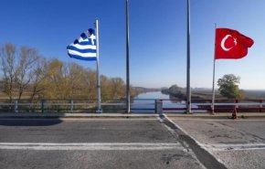 تبادل للاتهامات بين تركيا واليونان بعد العثور على مهاجرين عراة على الحدود