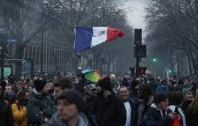 مظاهرات واضراب عام في فرنسا وليزا تراس تتمسك بمنصبها 