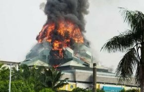 فروریختن گنبد مسجد جامع مرکز اسلامی در جاکارتا پایتخت اندونزی بر اثر آتش‌سوزی