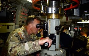 حضور فرمانده سنتکام در زیردریایی اتمی آمریکا
