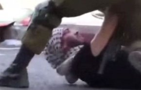 ویدئویی از حمله وحشیانه نیروهای صهیونیستی به یک جوان فلسطینی