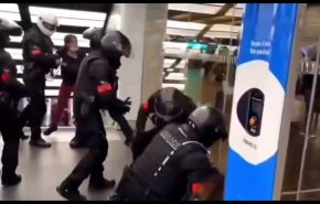 مقابله خشونت آمیز هشت پلیس فرانسوی علیه یک زن معترض + فیلم