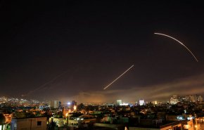 واکنش پدافند هوایی سوریه به اهداف متخاصم در آسمان دمشق+ ویدیو

