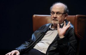 المرتد سلمان رشدي فقد النظر بإحدى عينيه وأصيب بإعاقة في يده 