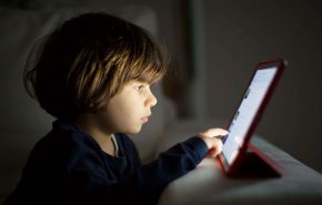 كيف تؤثر شاشات الأجهزة الإلكترونية على أعين الاطفال؟