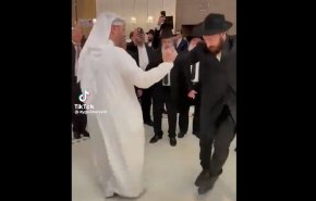 مطبّع يرقص مع اليهود! + فيديو