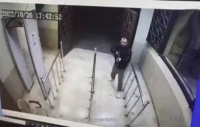 بالفيديو.. لحظة دخول الإرهابي إلى مقام شاهجراغ في مدينة شيراز 