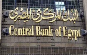 الجنيه المصري يهوي إلى أدنى مستوياته بعد رفع أسعار الفائدة 2%