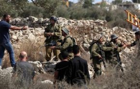 الاحتلال يطرد عائلات فلسطينية من مساكنها بحجة التدريبات العسكرية