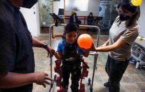 المكسيك.. طفل مصاب بالشلل الدماغي يتمكن من المشي بفضل 