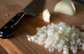ماذا يحصل عند تقطير عصير البصل أو الثوم في الأنف؟
