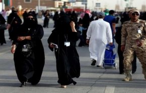 القبض على 3 أشخاص بتهمة التحرش بفتاة في مكان عام بالسعودية