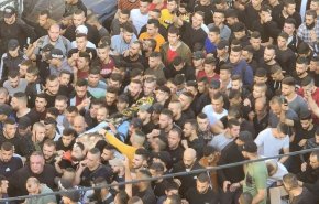 بالفيديو والصور.. الفلسطينيون يشيعون جثمان الشهيد فاروق سلامة في شوارع جنين
