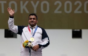 جواد فروغی قهرمان تیراندازی المپیک مدالش را به آرتین تقدیم کرد + تصاویر