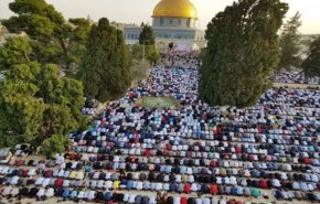 عشرات آلاف الفلسطينيين يؤدون صلاة الجمعة في المسجد الأقصى المبارك