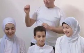 التربية الصالحة.. أب يقيم مسابقة مع ابنائه والأسئلة دينية +فيديو