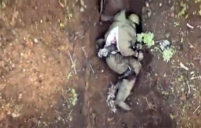 بالفيديو.. مُسيّرة تستهدف بقنبلتين جنديا مختبئا في خندق نجا منهما باعجوبة