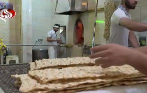 شاهد.. مهنة صناعة الخبز في إيران