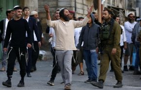  فلسطينية تتصدى لاعتداءات المستوطنين على منازلها بالخليل