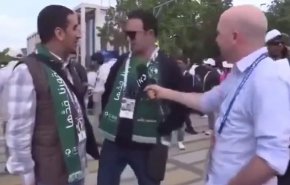 شاهد/مشجعون سعوديون يرفضون إجراء مقابلة مع قناة إسرائيلية 