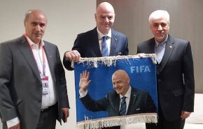 اهدای فرش ایرانی به رئیس فیفا