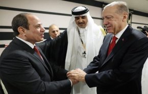 الرئاسة المصرية تعلق على مصافحة السيسي وأردوغان في قطر