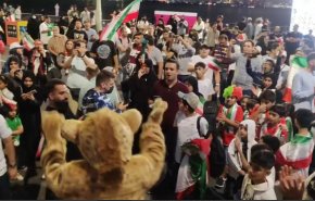 شاهد/مشجعون ايرانيون يدعمون منتخبهم الوطني في قطر
