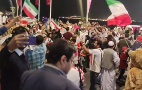  اجتماع ایرانیان در حمایت از تیم ملی جنب هتل محل اقامت ملی‌پوشان
