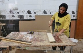 عراقية تمتهن النّجارة وتصبح رائدة أعمال
