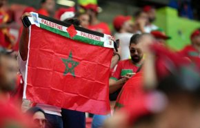 بالفيديو.. جماهير المغرب ترفع علما فلسطينيا ضخما في المباراة 
