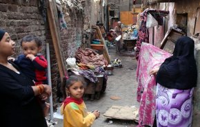 التضخم يدفع مزيداً من المصريين إلى قاع الفقر