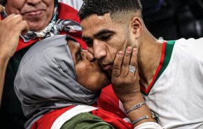 والدة 'أشرف حكيمي' تشعل مباراة المغرب وبلجيكا عقب الفوز+ فيديو مؤثر