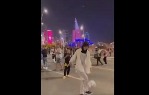 شاهد.. مهارات بنت إيرانية باللعب بكرة القدم في الدوحة