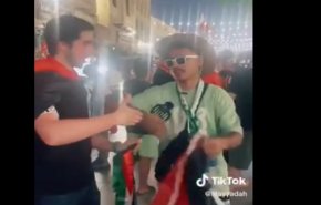 شاهد.. مشجّع سعودي في مونديال قطر يرفض لبس وشاح فلسطين!!