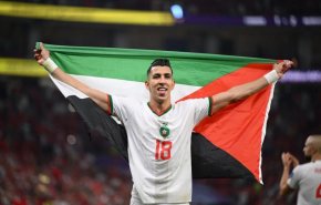 اللاعب المغربي 'جواد الياميق' يرفع علم فلسطين احتفاءً بالفوز 