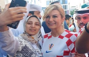 شاهد.. رئيسة وزراء كرواتيا تحمل وشاح فلسطين في مونديال قطر