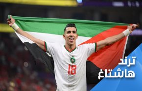 رغم التطبيع.. علم فلسطين يزين لاعبي المغرب وجمهورهم الكبير