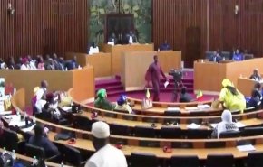 معركة بالأيدي والكراسي في البرلمان السنغالي بسبب العهدة الثالثة+ فيديو