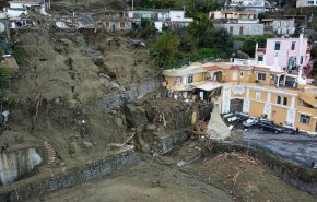 شاهد: 1000 ايطالي بحاجة الی الإجلاء إثر انهيار ارضي