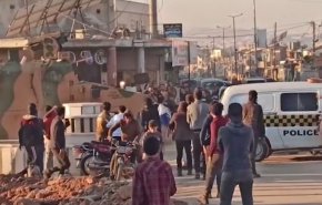 أهالي مدينة في حلب يحاصرون رتلاً للجيش التركي + فيديو