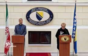 شاهد/وزيرة خارجية البوسنة ترتدي الحجاب في مؤتمر صحفي مع نظيرها الايراني 